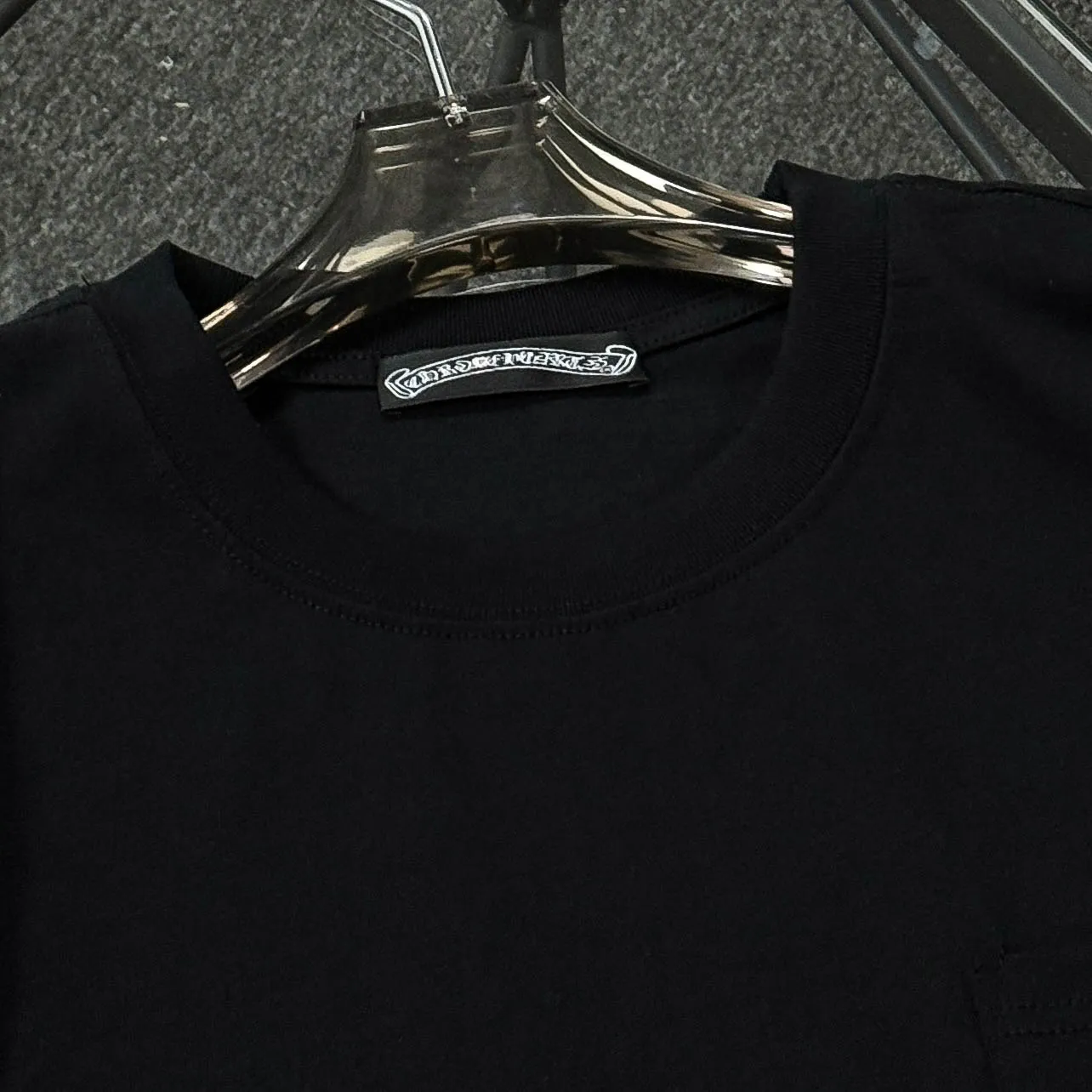 P170 Chrome Hearts 25 high-end versions. The fabric is made of 300 grams of high-density pure cotton. It does not deform or shrink. It has three labels. It is the same style for men and women. Technology: suede foaming + digital printing. Color: white, black. SIZE: S-XL.